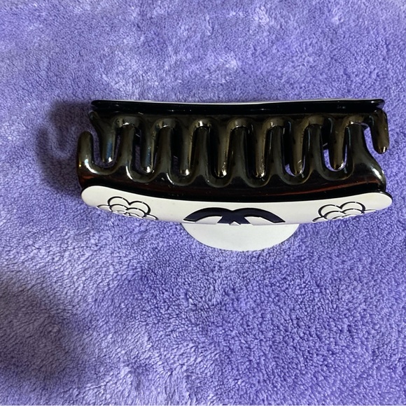 Chanel GWP VIPs Hair Claw 4” - Picture 3 of 3